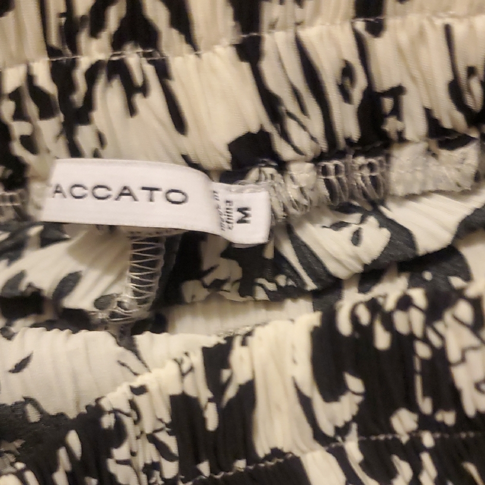 Black Top and Floral Shorts Medium Set - Picture 10 of 11